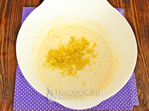 Добавить молоко и лимонную цедру