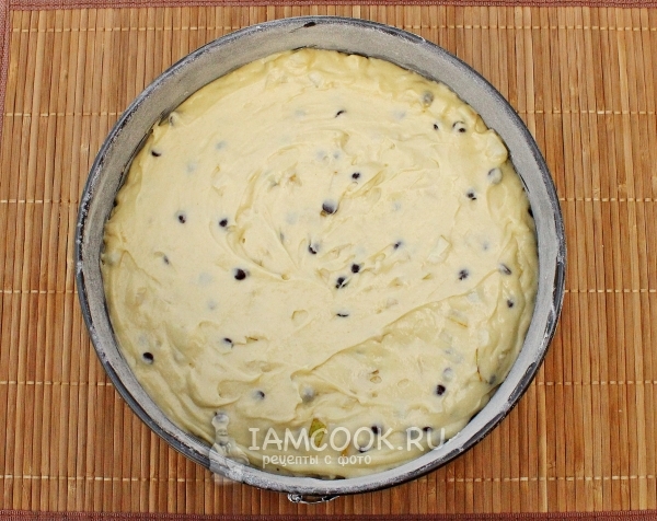 Переложить тесто в форму