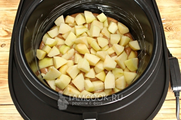 Положить в форму тесто и груши