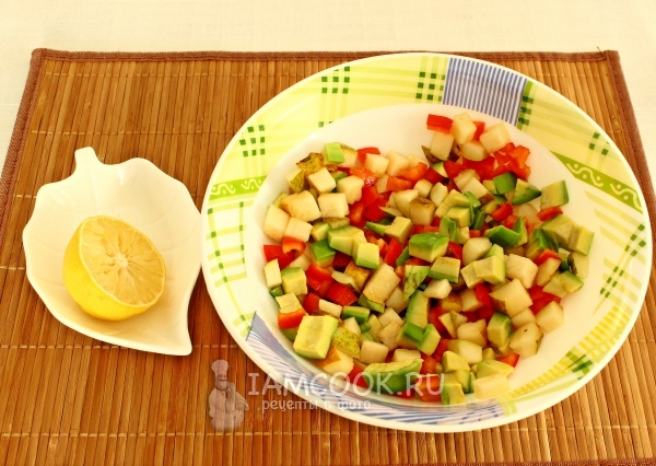 Сбрызгиваем фрукты и перец соком лимона