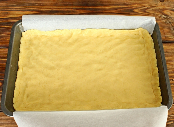 Выложить половину теста на противень