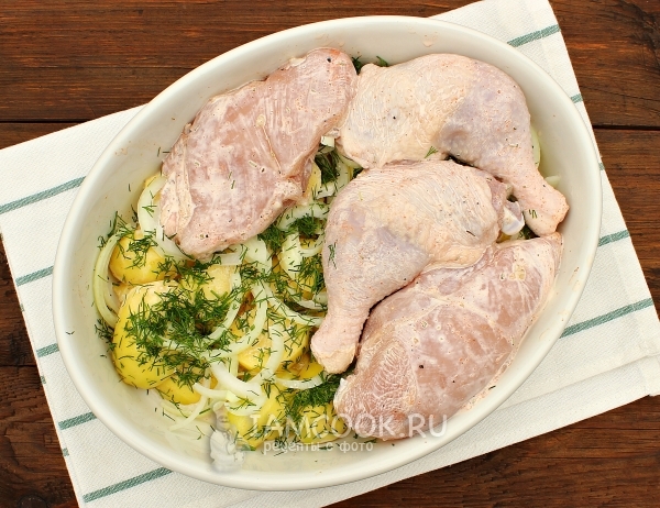 Положить на овощи курицу