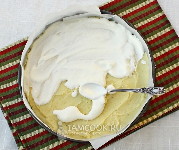 Смазать картофельное пюре сметаной