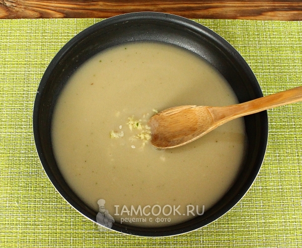 Положить чеснок