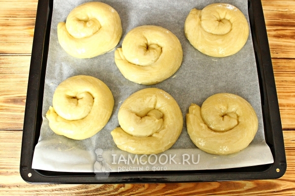 Смазать булочки маслом