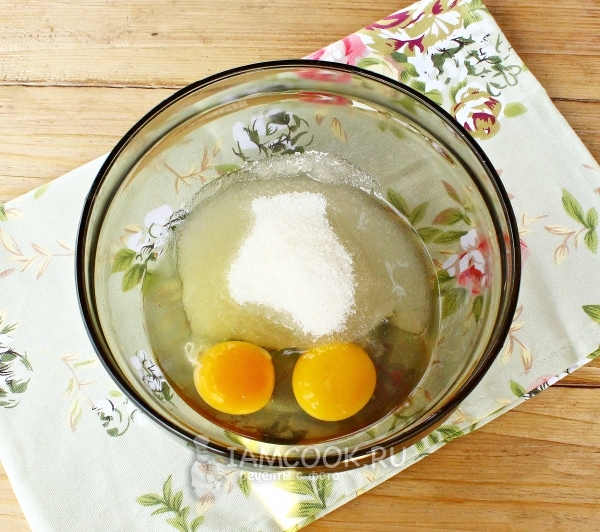 Соединить яйца с сахаром
