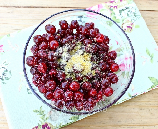 Всыпать к вишне сахар и желатин