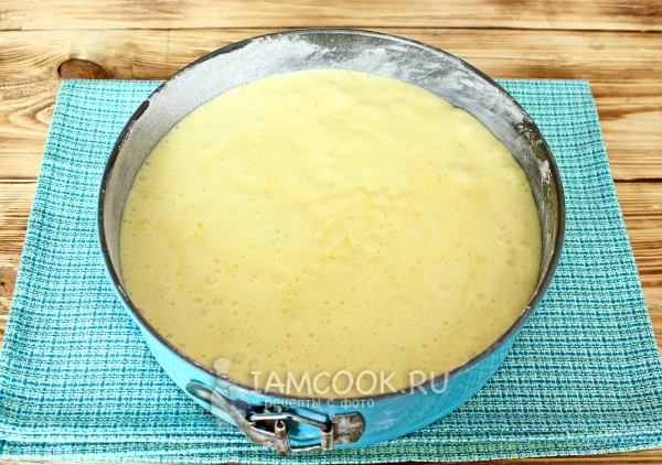 Перелить тесто в форму