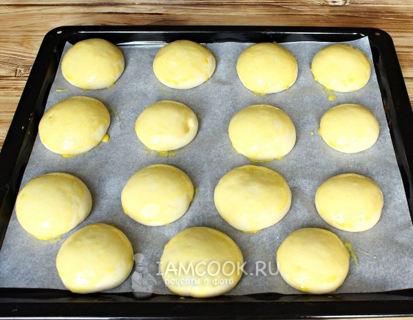 Смазать тесто желтком