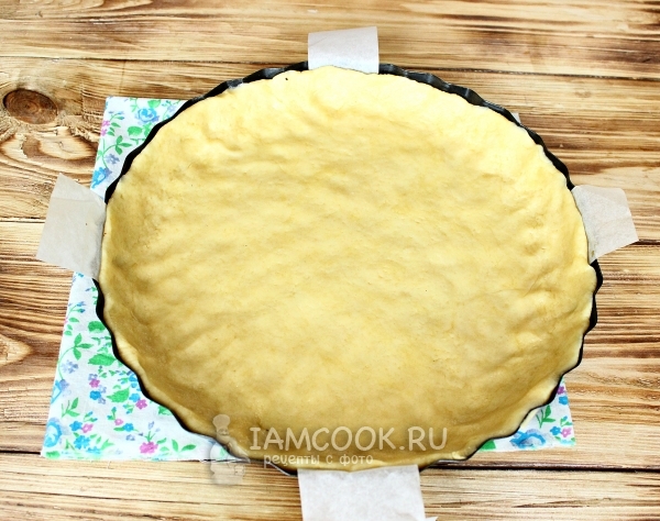 Выложить тесто в форму