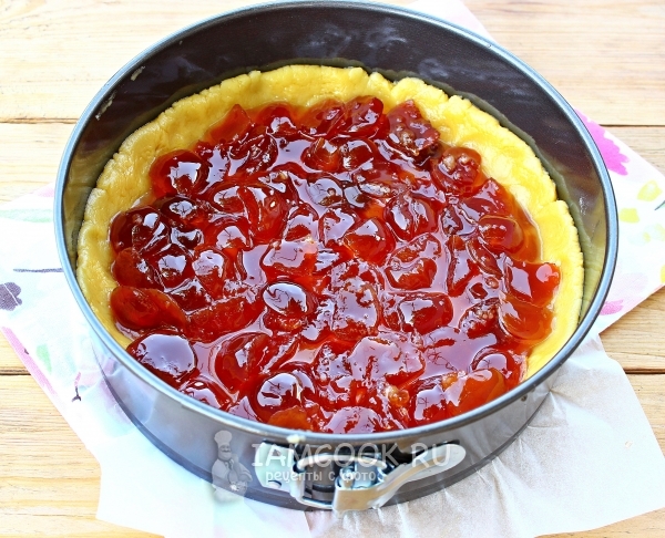 Положить на тесто варенье