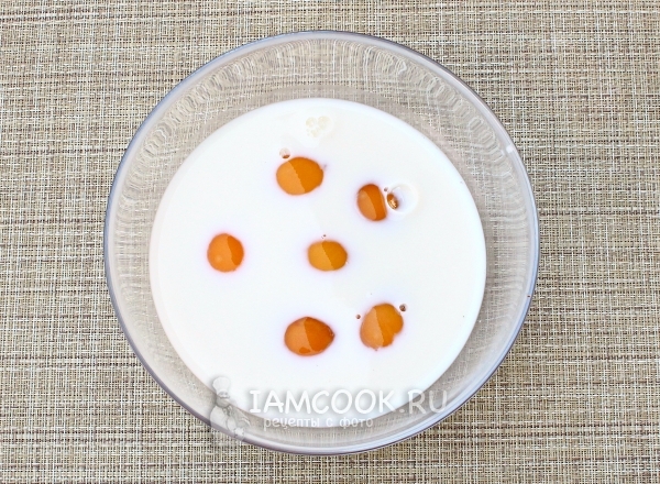 Соединить яйца с молоком