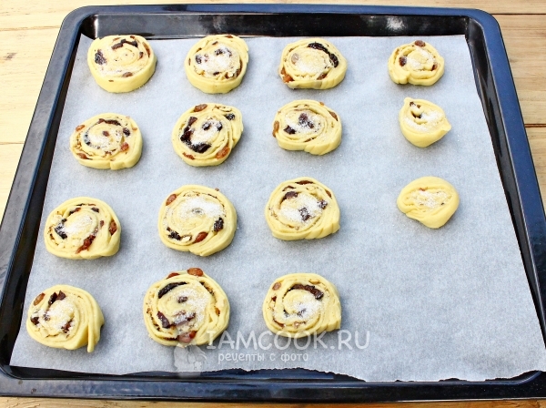 Выложить булочки на противень