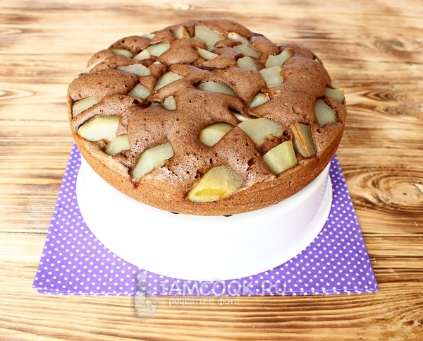 Готовая шоколадная шарлотка с грушами в мультиварке