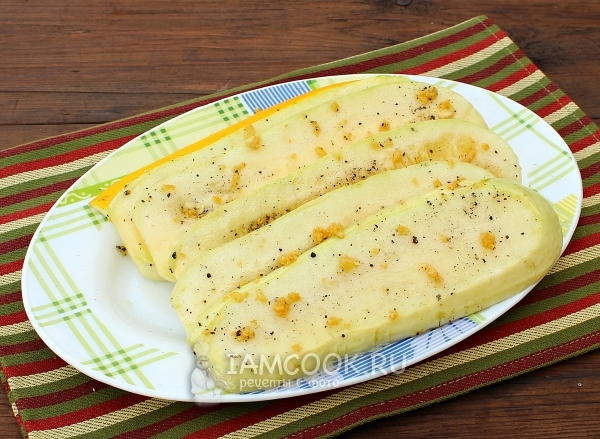 Смазать кабачки масляно-чесночной смесью
