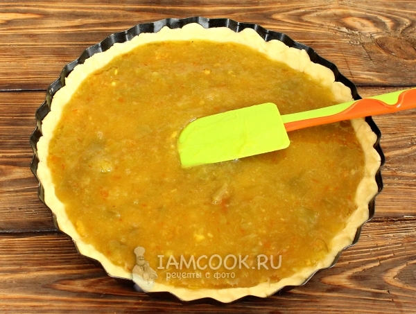 Положить на тесто варенье