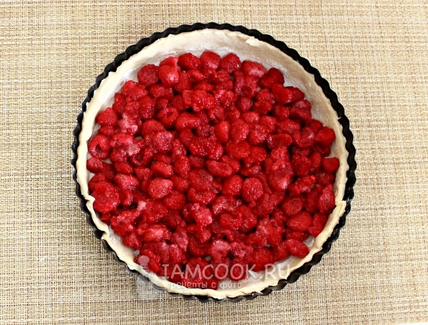 Положить на тесто ягоды