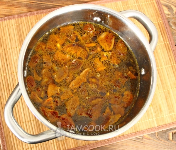 Положить зажарку в суп