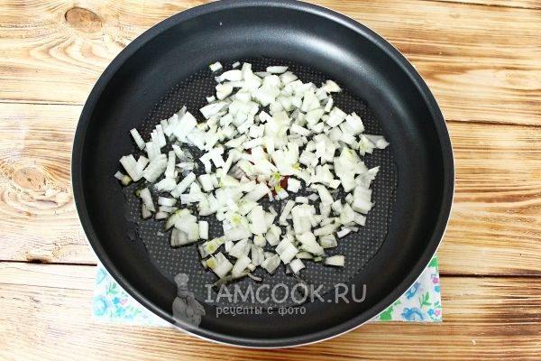 Обжарить лук
