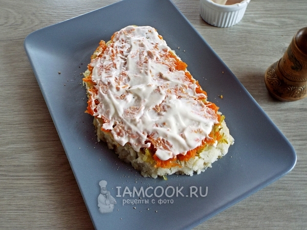 Положить слой моркови с майонезом