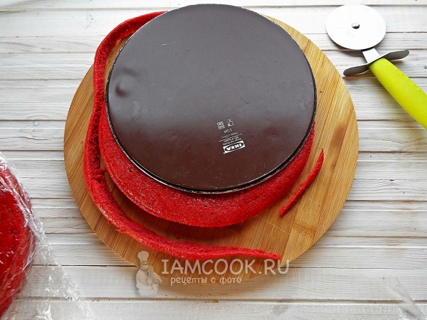 Обрезать края коржа