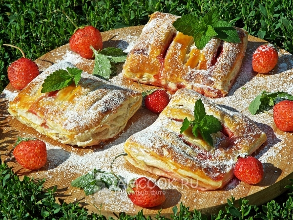 Рецепт слоек с клубникой из слоеного теста