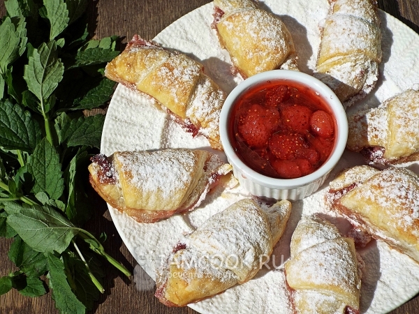 Фото круассанов с клубникой
