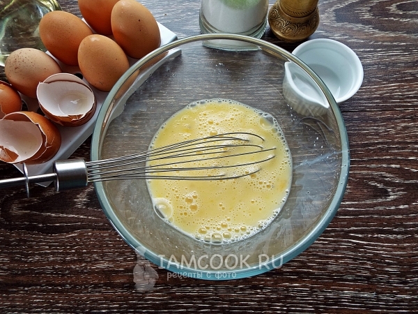 Взбить яйца с молоком