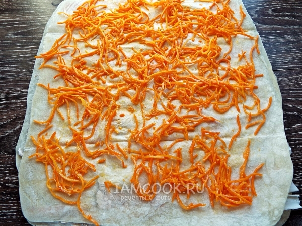 Положить на лаваш морковку
