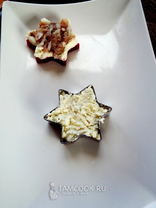 Положить на свеклу яйцо