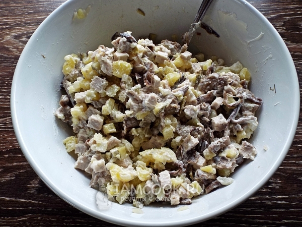 Фото салата с жареными опятами