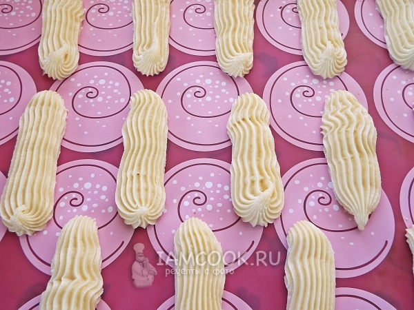 Выложить тесто на силиконовый коврик