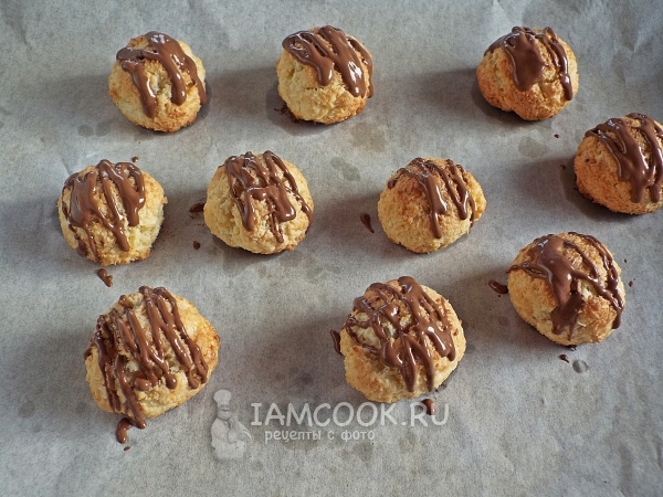 Полить печенье шоколадом