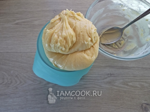 Положить тесто в кондитерский мешок