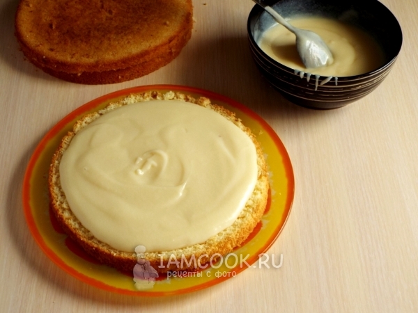 Смазать корж кремом