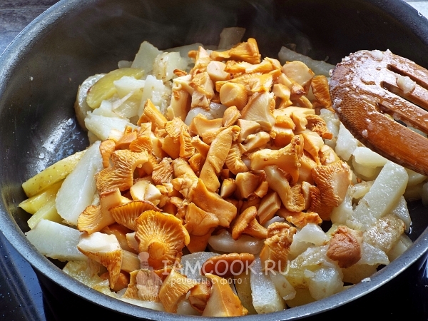 Положить к картофелю грибы