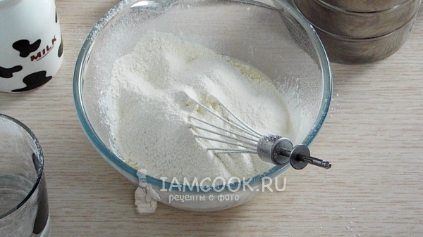 Всыпать муку