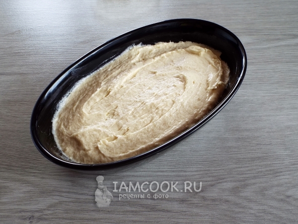 Выложить тесто в форму