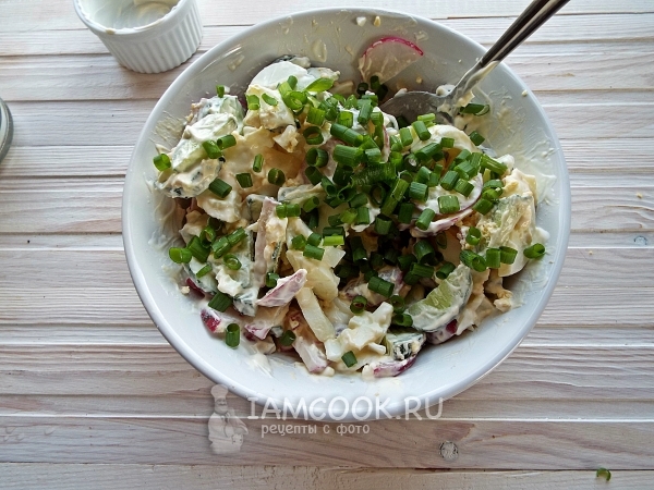 Положить зеленый лук