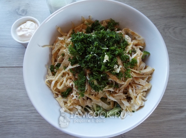 Добавить зелень и чеснок