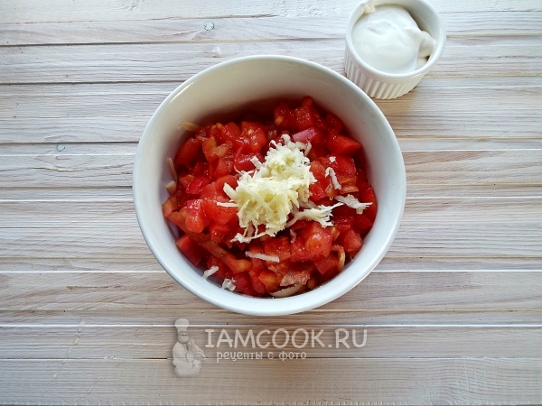 Положить чеснок