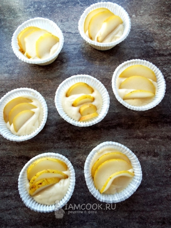 Положить дольки груши