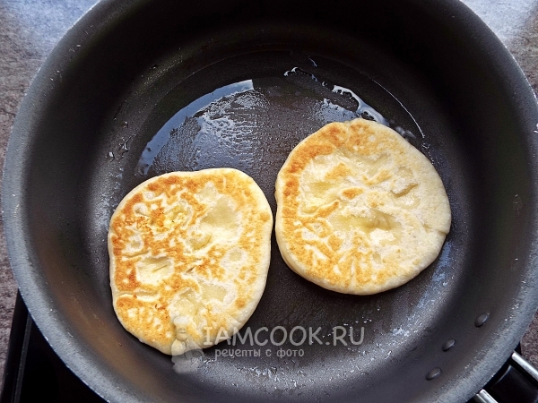 Пожарить лепешки на масле