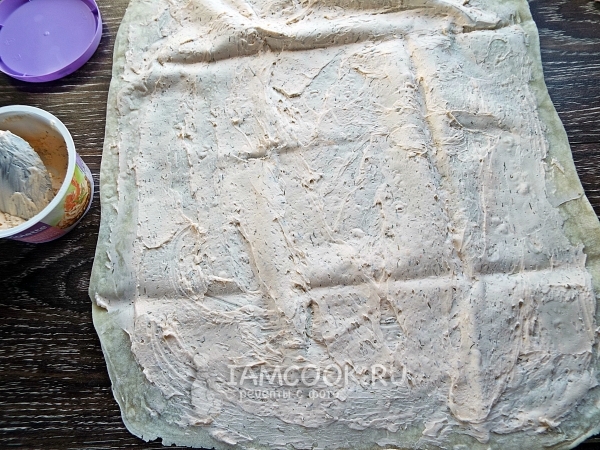 Смазать лаваш сыром