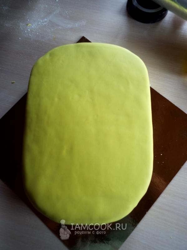 Обрезать лишнюю мастику