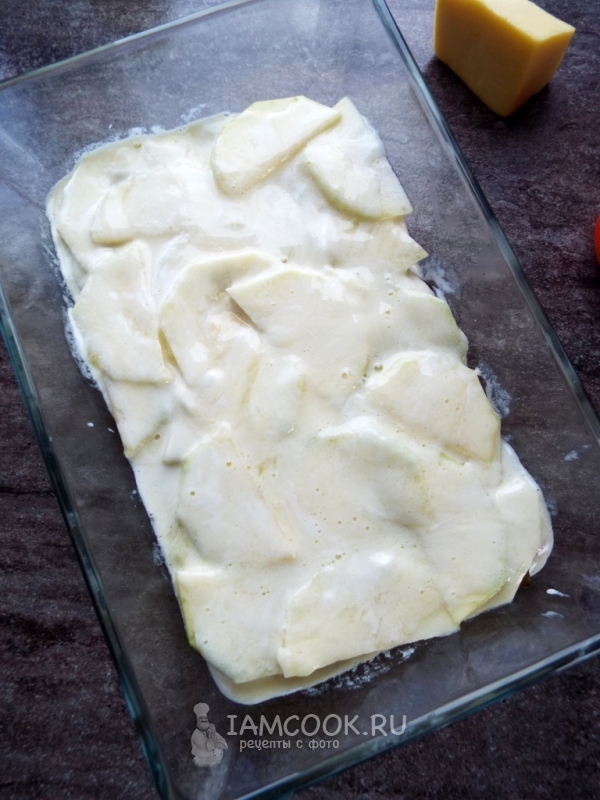 Залить яичной смесью