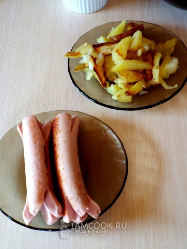 Пожарить картофель и сосиски