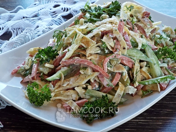 Фото салата с яичными блинами и копченой колбасой