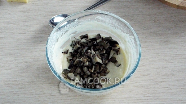 Положить в тесто грибы