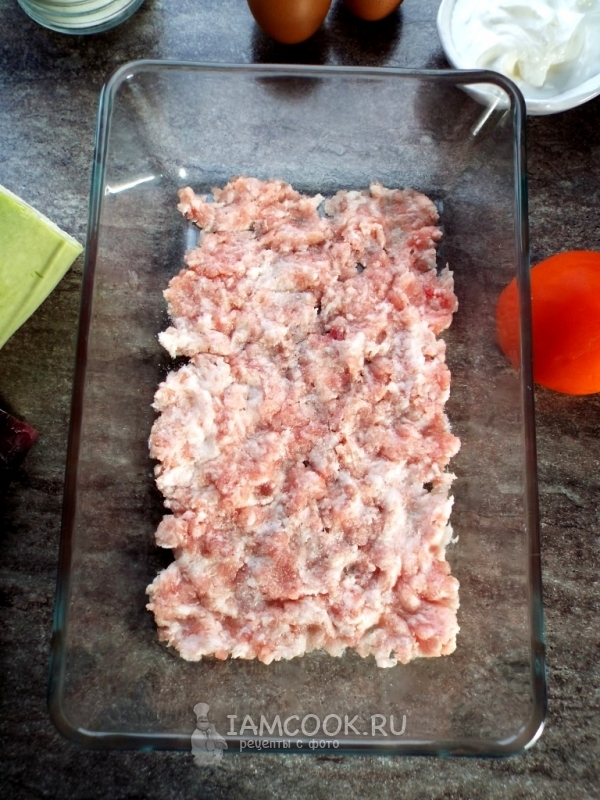 Выложить на дно формы фарш